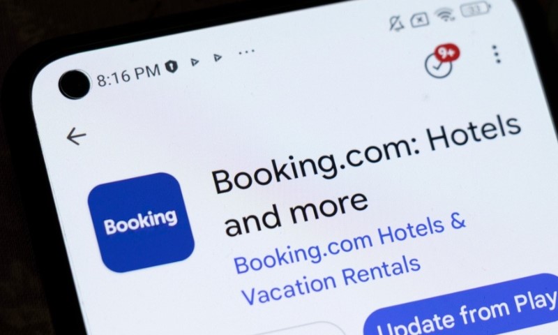 Krupni plan ekrana pametnog telefona koji prikazuje aplikaciju Booking.com za rezervacije hotela