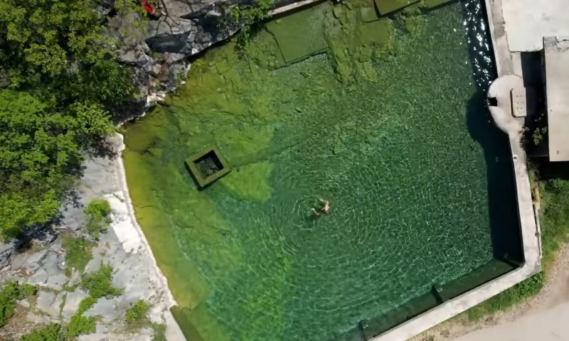 Pogled iz vazduha na termalni bazen s osobom koja pliva u njemu