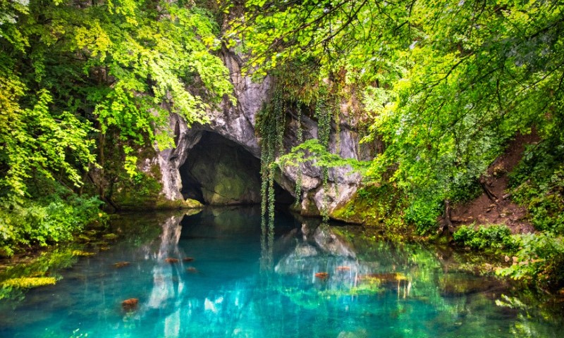 Jezerce na izvoru reke okruženo šumom i pećinom na Krupajskom vrelu u Srbiji. Prelepa tirkizna voda.